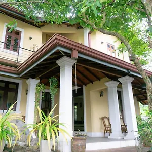 Airport D 87 Guest house
